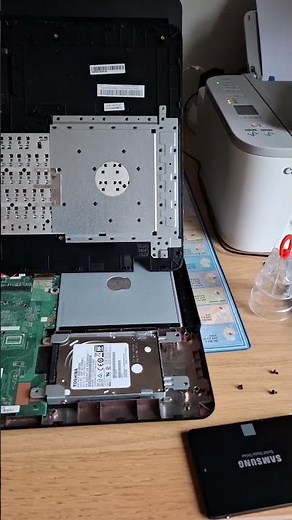 SSD Festplatte in einem Laptop einbauen
