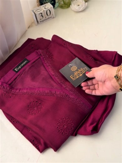 Pure Seesha Silk that speaks for itself. 🤍 Beautiful neckline, delicate lace detailing, pure cotton silk lining, a pure Khadi Net dupatta & matching Seesha Silk pants. 📩 DM us to order yours. #SeeshaSilk #PakistaniFashion #PakistaniSuits #DesiFashion #Eqraash