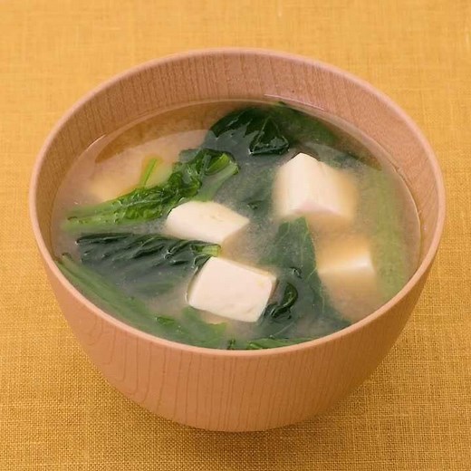 簡単10分！小松菜と豆腐の味噌汁のレシピ | デリッシュキッチン