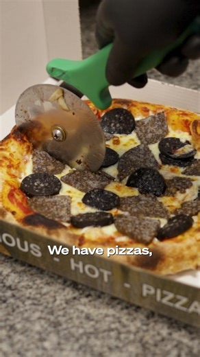 Fish and chips might be the headline act, but there’s a lot more on the menu 🍕 From pizzas and kebabs to burgers, pasta, fries, and omelettes, Tony’s covers almost everything. Italian dishes sit alongside Scottish favourites, giving locals plenty of choice whether they’re after comfort food or something different.