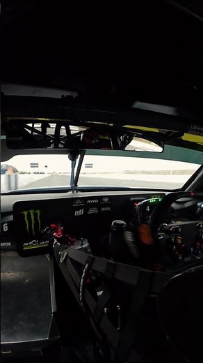 Oscar Piastri Drives A V8 Supercar!