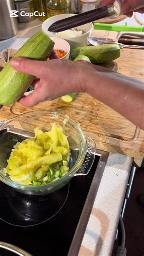 Γεμιστά κολοκυθάκια με σάλτσα αυγολέμονο Υλικά 8 κολοκυθάκια 300γρ κιμά ανάμεικτο 160γρ ρύζι καρολίνα ή γλασέ 1 κρεμμύδι 1 καρότο τριμμένο 1/2 ψύχα από τα κολοκυθάκια Άνηθο,μαϊντανό & δυόσμο Αλάτι & πιπέρι Για τη σάλτσα 60 γρ βούτυρο ή λάδι 60 γρ αλεύρι 800 ml ζωμό Ξύσμα λεμονιού Πιπέρι #greekcookingchallenge #homecooking #lovecooking #kolokithakiagemistaavgolem#kolokithakiagemista 1-2 κρόκους αυγού 1-2 λεμόνια