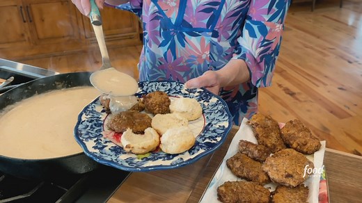 148K views · 1.8K reactions | Name a better duo than The Pioneer Woman - Ree Drummond's crispy chicken-fried steak medallions smothered in that classic creamy gravy 奈 Watch The Pioneer Woman - Ree Drummond, Saturdays at 10a|9c! Get the recipe: https://foodtv.com/3XOhK29 | Food Network | Facebook