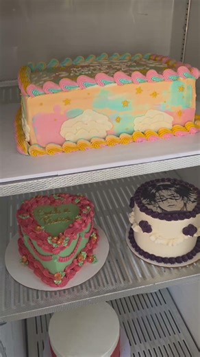 I love what I do ☺️🫶🏽🎂Fun fact I take polorid pictures of all my cakes, I have a little collection