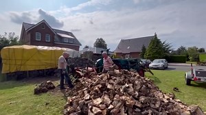 56K views · 781 reactions | Der Hanomag Perfekt 401E von Johann König verdient sich sein Brot am Holzspalter. | Dr. Trecker | Facebook