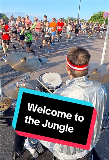 🌴🦍🌳 #HelsinkiMarathon #WeRunHelsinki #marathondrummer #sporttirumpali @Helsinki Marathon @ProMark Drumsticks @Evans Drumheads Song: @Guns N’ Roses - Welcome to the Jungle
