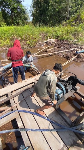 157K views · 1.1K reactions | The best skill young boy gold miners..!!! Crank the gold mining machine in the morning..It's on my boss.. #thebest #skills #theboys #young #boys #gold #oro #miners #crank #The #mining #machine #engine #inspiration #weekend #holiday #morning #it #my #boss #trend #fb | Nopelindo Karnopa Railis | Facebook