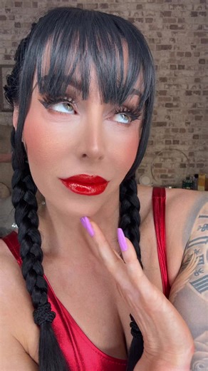 Shiny red lips 💋 #shinylips #redlips #lips #redlipstick