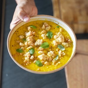 Soupe froide d'été très rafraichissante, au melon et basilic, avec un petit crumble salé au fromage, le kiff ! Soupe melon basilic crumble fromage 50 g de farine maïs ou blé 50 g de beurre 50 g de poudre d'amandes 50 g de Grana Padano ou parmesan râpé 1 melon 10 feuilles de Basilic huile d’olive 1 cc de vinaigre balsamique Sel & poivre | HerveCuisine