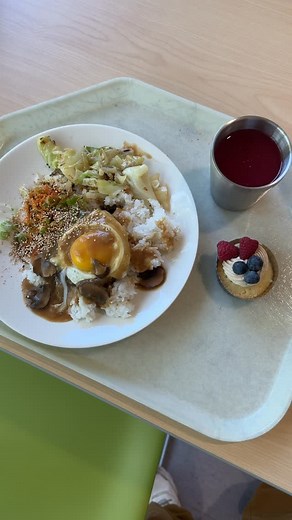 Jenny Hong | Loco moco work lunch! On vacay but saved a video for you guys 🩷 #foodie #mukbang #lunch #asmr #work #cafeteria | Instagram
