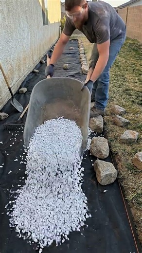 This Gravel Path Transform Makes Any Backyard Look High-End #gardendesign #diy