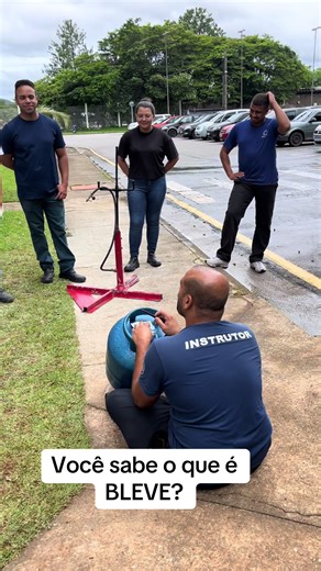 🔥 BLEVE: você precisa conhecer esse risco! BLEVE é uma explosão grave que ocorre quando um tanque com líquido sob pressão é aquecido, rompe e libera uma grande bola de fogo. ⚠️ É rápido, violento e pode ser fatal. 👉 Armazenamento correto e afastamento do calor salvam vidas. #sst #bombeiros #treinamento #incendio #viraliza