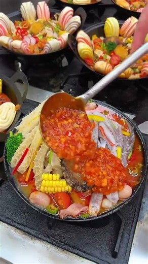 特色小地鍋 一個50平米的小店，夫妻兩個人做小地鍋，客人一人一鍋，兩人一鍋的都有，喫完就走，還有坐下來喝酒聊天的，一天忙忙碌碌，我們兩口子很知足。 #小地鍋 #特色餐飲 #美食