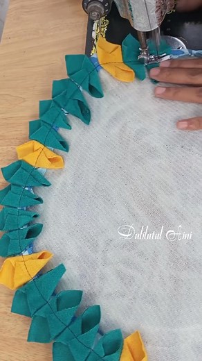 🧵 Folding fabric scraps for a rug made easy! 😍 Just a little patience and creativity can turn tiny pieces into something truly beautiful 🌸✨ #HandmadeRug #SewingInspiration #UpcycleCraft #MadeWithLove #SewingCommunity #USAHandmade #fblifestyle | Dalilatul Aini