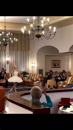 𝑴𝒂𝒓𝒕𝒂 𝑴𝒐𝒍𝒊𝒏𝒂𝒓𝒊🩰 on Instagram: "Gran Concerto Classico di Capodanno presso @grand_hotel_terme_e_spa : la mia Morte del Cigno accompagnata dal sublime violoncello @alessandra_juvarra 🦢🩰 PROFONDAMENTE GRATA per aver potuto cominciare il nuovo anno facendo il mio lavoro, ciò che più amo al mondo: DANZARE, e condividere EMOZIONE con un pubblico tanto affettuoso e attento 🙏🏻♥️♥️ #TUTTOLAMORECHEHO #lovemyjob #ballerina #thankful #performing"