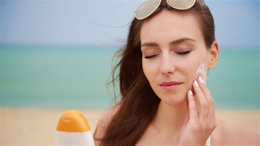 Beda Fungsi, Beda Hasil! Mengenal Lebih Dalam Tinted dan Physical Sunscreen