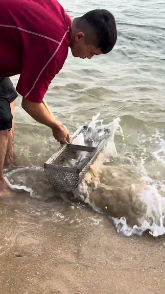 WOW! A Diamond Bracelet hidden under the sea! 💎😱