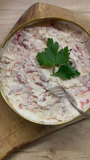 Natasa on Instagram: "Ova salata je ludilo 👌👌👌 . SALATA SA PECENIM PAPRIKAMA . 5-6 paprika 200 gr kackavalja po zelji 200 gr sunke (ja sam stavila dimljeni pileci file) 200 gr majoneza 300-400 gr pavlake Soli po ukusu . Paprike ispeci (ja ih pecem u rerni nekih pola sata na 240c), ostaviti ih da se ohlade, oljustiti ih, dobro ocistiti od semenki pa ih iseckati. U ciniju staviti has seckanu papriku, iseckanu sunku i narendani kackavalj, posoliti po ukusu pa dodati majonez i kiselu pavlaku. Sve