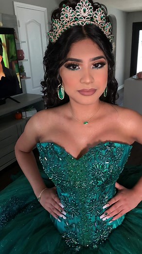 Obsessed 😍💚 #dallasmakeupartist #dfwmua #anisbeautymakeup #anisbeautystudio #anisbeauty #quinceañeracheck #goldmakeup #quinceañera #quinceañerahair #quinceañerahairstyles #quincemakeup #quince #quinceaneradress #quinceañeradresses #quinceañeracrown #quincehairstylist ##greenmakeup #greenmakeuplooks #emerald #emeraldgreen #xv #emeraldgreenmakeup #anisbeautystudio