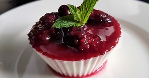 Panna cotta au lait d'amande et coulis de fruits rouges