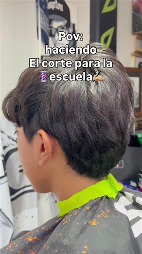 Corte clásico: POV haciendo el corte para la escuela