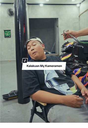 aduuuhhh my kameramen selalu aya-aya wae kelakuannya, langsung aja kakang kasih paham pake perpaduan sempurna dari Eneos NXP!🔥 coba tag temen kalian yang ngerawat motornya belang betong kaya my kameramen! biar jadi ngerti! #GantiJanganNanti #iting1st #itingmeledak