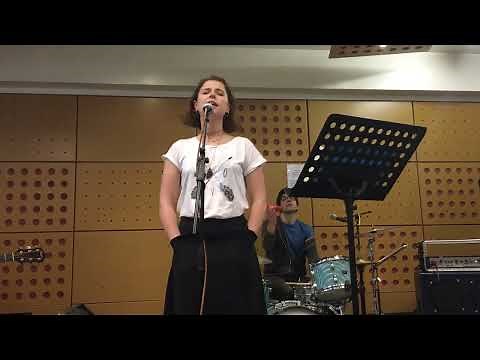 Jessie Buckley singing "Glasgow", the end song of Wild Rose for the first time.