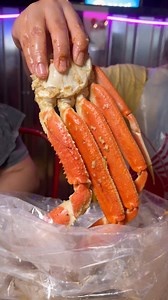 Do you love GIANT CRAB LEGS?!🦀📍Shaking Crab #lasvegas #crablegs #snowcrablegs #snowcrab | Jayteetakesabite