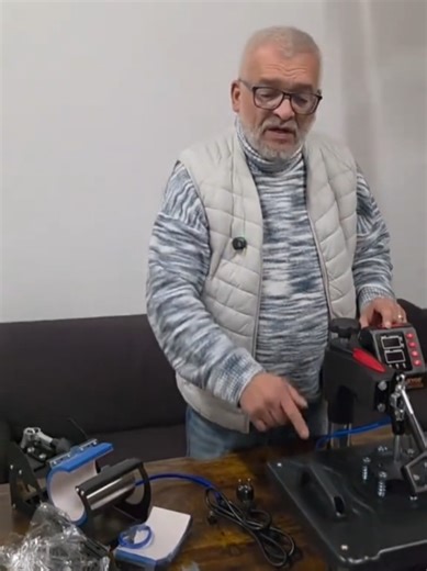 Dein eigenes Design-Business starten! 👕 Mit der VEVOR 5-in-1 Wärmepresse bringst du deine Ideen auf T-Shirts, Tassen & mehr! ✔️ 5-in-1 Funktion – für Shirts, Caps, Tassen & Co. ✔️ Große Pressfläche (29 × 38 cm) – perfekt für kreative Projekte ✔️ Schnelles Aufheizen – spart Zeit & steigert deine Produktivität ⚡ ✔️ Digitale Steuerung – präzise Temperatur & Zeitkontrolle ✔️ Klappschalen-Design – sicher & einfach zu bedienen 🎨 Starte dein eigenes Print-on-Demand Business oder personalisiere Gesche