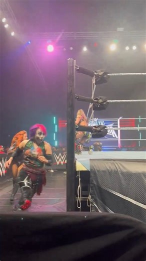 Becky, Asuka, IYO, Bianca, Kairi, and Naomi decided to run some laps around the ring last night at the non-televised show in Palm Springs! 🤣 🤣 🤣 🏃‍♀️ 🏃‍♀️ 🏃‍♀️ Video: X.com/yarasalce | Wrestling-Online.com