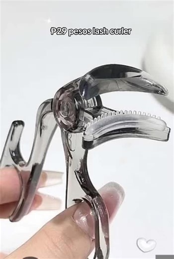 Paano Gamitin ang Eyelash Curler ng Tama