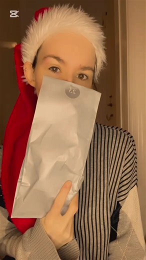 Intet makeup i dag looket, og dagens låge/pakke er faktisk ret god!!🤩🥳😍 selvom jeg altid tænker - body butter… Smør til kroppen…? Smøre kroppen ind i smør…? Altså jeg aner ikke, hvad det er… Men det er sikkert ret godt☝🏻🥲🙃😂 som @tylzen også har nævnt, så er der cremer til alt i mine julekalendere!! ✨😂👀💪🏼 #23december #jul #pakker #december #voiceover