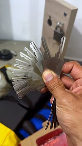 La herramienta perfecta: cómo utilizar las 48 llaves para abrir candados y cerraduras de manera segura 🔑🥸…….. The perfect tool: how to use the 48 keys to open padlocks and locks safely 🔑🥸........ #key #hack #tricks #ideas #tips | Cerrajeros Master Locks