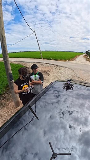 K佬/ K-Lao Lay Kar Heng on Instagram: "要把飞机玩好真的不简单✈️ 新车Tesla Model Y的开箱影片已经可以到K佬的YouTube频道看啦！ 谢谢飞机佬Denny把我的车拍到那么帅！ 要玩飞机可以找他，可是我不懂他收多少钱。 #K佬 #Tesla"