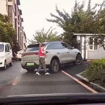这中国新能源零跑汽车旗下的零跑C11怎么了？这么个小坡就上不去了...