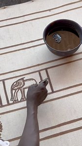 52K views · 372 reactions | Fakaha es una aldea de la zona de Korhogo en el norte de Costa de Marfil. Y el gran protagonista es ni más ni menos que Pablo Picasso. Dejó una gran huella artística con su arte aunque no está claramente si él estuvo allí. Algunos dicen que sí, otros que no. Aquí podéis ver la técnica utilizada con tintes naturales pintados con varias técnicas en una tela de algodón. Puro Arte! | Quim Fàbregas - Fotografía y Viajes. | Facebook