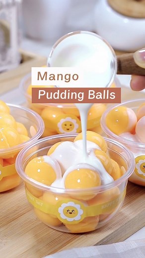 Jalan 🚶‍♀️ Jajan 🍽️ Jepret 📷 on Instagram: "AKHIRNYA AKU TAU RESEP INI TERNYATA SEENAK INI‼️RESEP MANGO PUDDING BALLS‼️ Mango Pudding Balls 2 bks (10gr) Nutrijell Mangga jadi total 20gr 1,5 sdt agar agar plain 4 sdm gula (50gr) 2 sachet susu kental manis (80gr) 350 ml susu cair 400 ml air Pewarna kuning (optional) Cream Cheese: 200 ml susu cair 50 gr whipped cream bubuk 50-60 gr keju oles Spready Prochiz Topping: potongan buah mangga 👉Korean Boba Cup👇 http