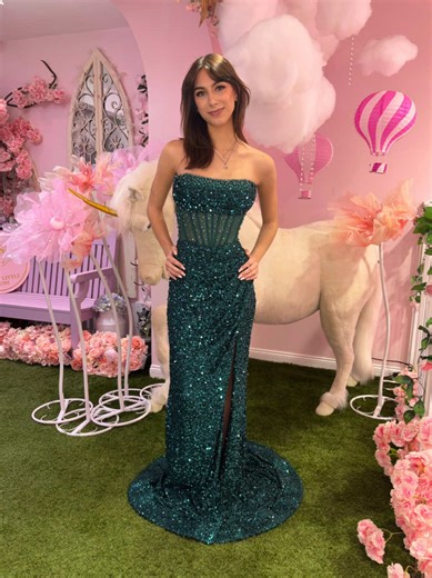This emerald green dress is unreal, look at that sequin shimmer 🤩🪩💫 Turning heads and perfect for your big night! #prom #dresses #sequindress #sequins #2026