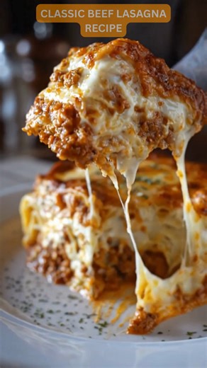 🧾 Ingredients: Meat Sauce: 500 g (1 lb) ground beef 1 onion (chopped) 3 cloves garlic (minced) 2 cups tomato sauce or marinara 2 tbsp tomato paste 1 tsp Italian seasoning ½ tsp salt ½ tsp black pepper Cheese Mixture: 2 cups ricotta cheese (or cream cheese milk) 1 egg 1½ cups shredded mozzarella ½ cup grated Parmesan Salt & pepper to taste Other: 9 lasagna noodles (cooked) Fresh parsley or basil (for garnish) 👩‍🍳 Instructions: Preheat oven: 180°C (350°F). Grease a baking dish. Make meat sauce: