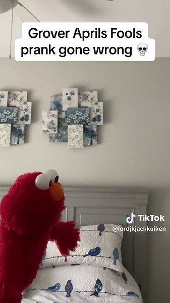 Elmo just use the bathroom on Grover 💀#grover #elmo #AprilFools #GameTok #fyp #lordjk