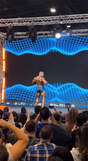 Massive Bodybuilder Shocks Fitness Expo With Insane Flex Show