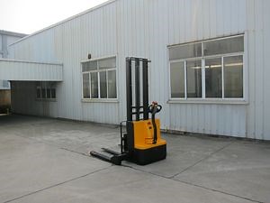 [Hot Item] Battery Operated Forklift Electric Pallet Stacker with Straddle