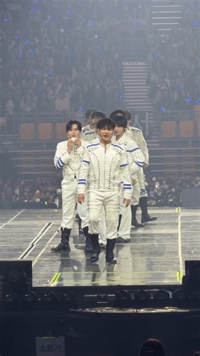 スジュアンコン１日目お疲れ様でした！ #SUPERSHOW10 #LEETEUK　あまりにも良かったので個人的メモを残しておきます。　席は1階東側の3列目。ちょうど時計の3時のところなので真横なんだなと思っていたけど、事前にイトゥクが言っていたように「全部がセンター」でした本当に。　　イトゥクの盛り耐性にビビりまくる。まじでAI生成したみたいに美しい。吸血鬼というか覇王では？　イトゥクとウニョクの肩だけに羽をつけた衣装さんには永遠の幸せが訪れますように。解釈一致しかない。きっとアヒルイトゥクの白いふわふわの羽が黒く染まってしまったのね……という勝手な妄想をしていました。ていうか20周年アラフォーでこのコンセプト消化してくれるのありがたいですよほんと。　それにしても映像も衣装もすごいし、この複雑なフォーメーションを覚えてたった３日なんて……イトゥクやヒチョルがラバンでしきりに「これを持ってツアーを回りたい」と言っていたのがようやくリアルに感じられました。勿体なさすぎるでしょ。　吸血鬼衣装相当暑そうだったので、あれでベルーナやるべきだったよね。寒いところでは常にあの衣装がいいですよほんと。