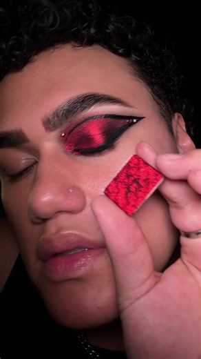Creative Red Shimmer Eyeshadow Tutorial with Leon