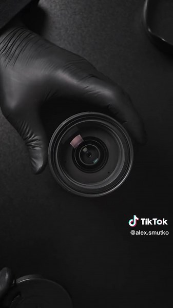 SIGMA 28-70mm F2.8 DG DN lens: A compact, affordable, and high-performing zoom lens perfect for travel photographers and videographers. Produces sharp images with decent bokeh, with a fast constant aperture of f/2.8. Weighing just 470g, it’s a much lighter and cheaper alternative to native-branded lenses. Despite being made of plastic, it doesn’t feel cheap at all, with smooth zoom and focus speed. An excellent choice for Sony E-mount camera users, and with the added protection of this decal, yo