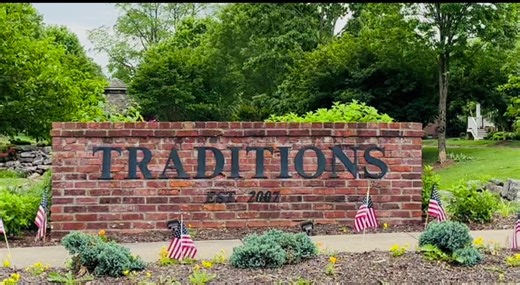 ✨ Modern condo living in Bowling Green, KY! Step inside this spacious 2-bed, 2.5-bath townhome-style condo with over 1,900 sq ft of comfort and charm. Enjoy 3 distinct outdoor areas (yes, THREE!) — a balcony, screened-in porch, and open deck, all with brand-new decking. Located in the Traditions subdivision, this home also comes with access to amazing community amenities like a pool, tennis, pickleball, and more! 📍739 Boston Park Dr Unit D | 💰$299,900 👩‍💼 Cindy Lengerich, REALTOR® | 📱 317-7