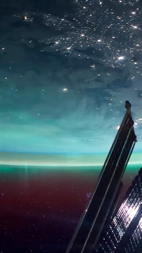La aurora boreal no solo se ve desde la Tierra. Desde el espacio, es un espectáculo aún más impactante ✨🚀 Esta imagen fue captada por astronautas de la NASA minutos antes del amanecer… ¡Un show impresionante de la naturaleza! | Discovery en Español