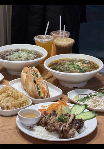 Happy New Year‘s Eve from Viet Hut Express！🥂💕 Real Vietnamese comfort food in downtown Toronto 🇻🇳 ✔ Fresh banh mi baked daily ✔ Beef bone broth simmered for hours ✔ No instant soup, no shortcuts Hot broth poured directly over fresh raw beef, cooking it gently to tender, juicy perfection. If you love authentic pho & banh mi, this spot needs to be on your list. 📍 Viet Hut Express 25 Charles St W #VietnameseFood #torontofood #torontovietnameserestaurant #torontobanhmi #Pho