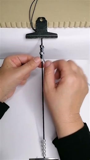 TUTORIAL 👆Cómo hacer una pulsera de hilo colá de rata con perlas