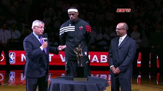 2011-2012赛季NBA常规赛MVP颁奖仪式，詹姆斯个人第三座MVP奖杯